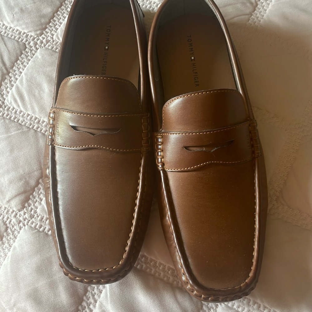 New without tags; men’s Tommy Hillfigger driving moc; sz 11 M